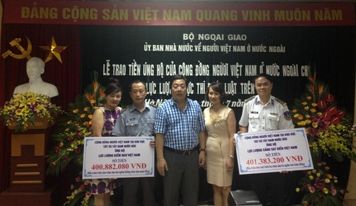 Вьетнамцы за границей пожертвовали средства для оказания помощи силам морской полиции и рыбоохраны  - ảnh 1
